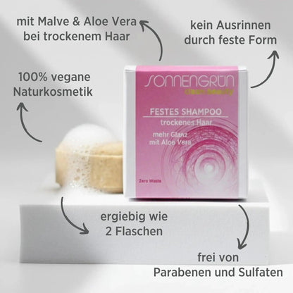 Auf dem Bild sieht man das feste Shampoo von Sonnengrün für trockenes Haar. Zusätzlich sind rund um das Shampoo die Vorteile geschrieben: 100% Naturkosmetik, mit wertvollen Inhaltsstoffen bei trockenem Haar, kein Ausrinnen durch feste Form, ergiebig wie 2 Flaschen, Zero Waste Kosmetik, Clean Beauty.